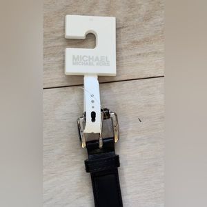 Michael Kors skinny belt. Size:M